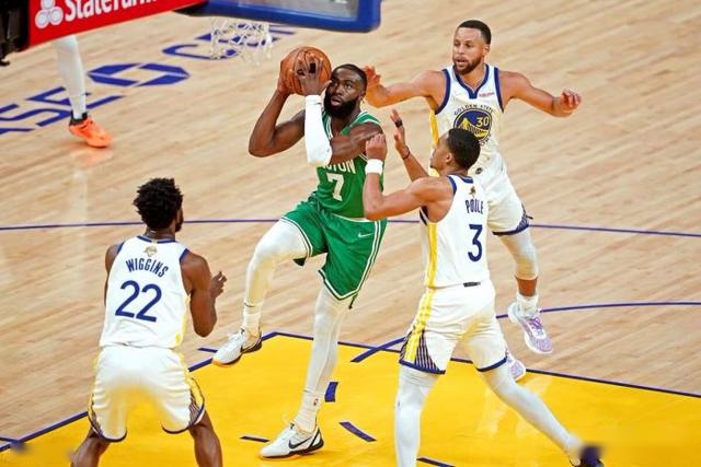 亚冠-C罗梅开二度轰913球 利雅得胜利3-1胜